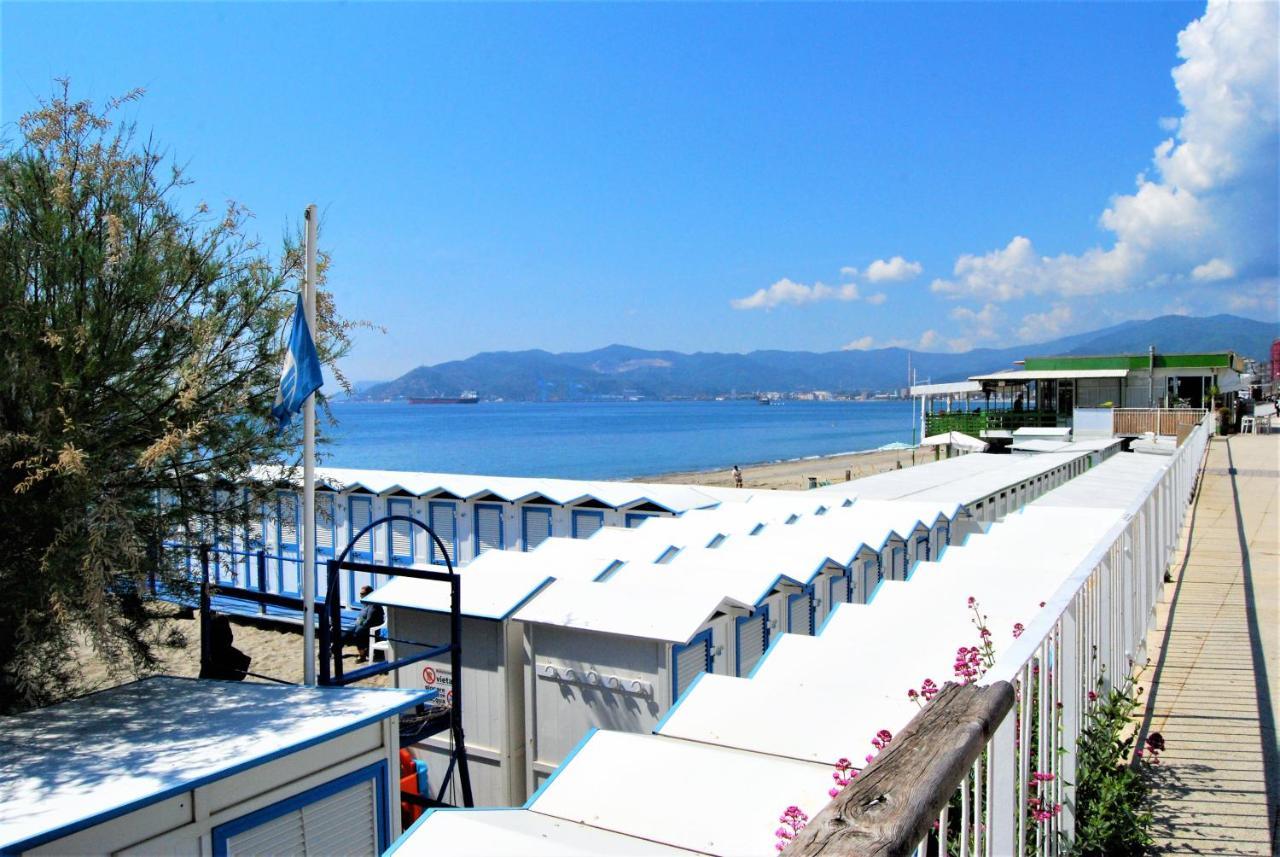 Apartamento Modern & Bright Flat - 2 Min From The Sea Savona Exterior foto